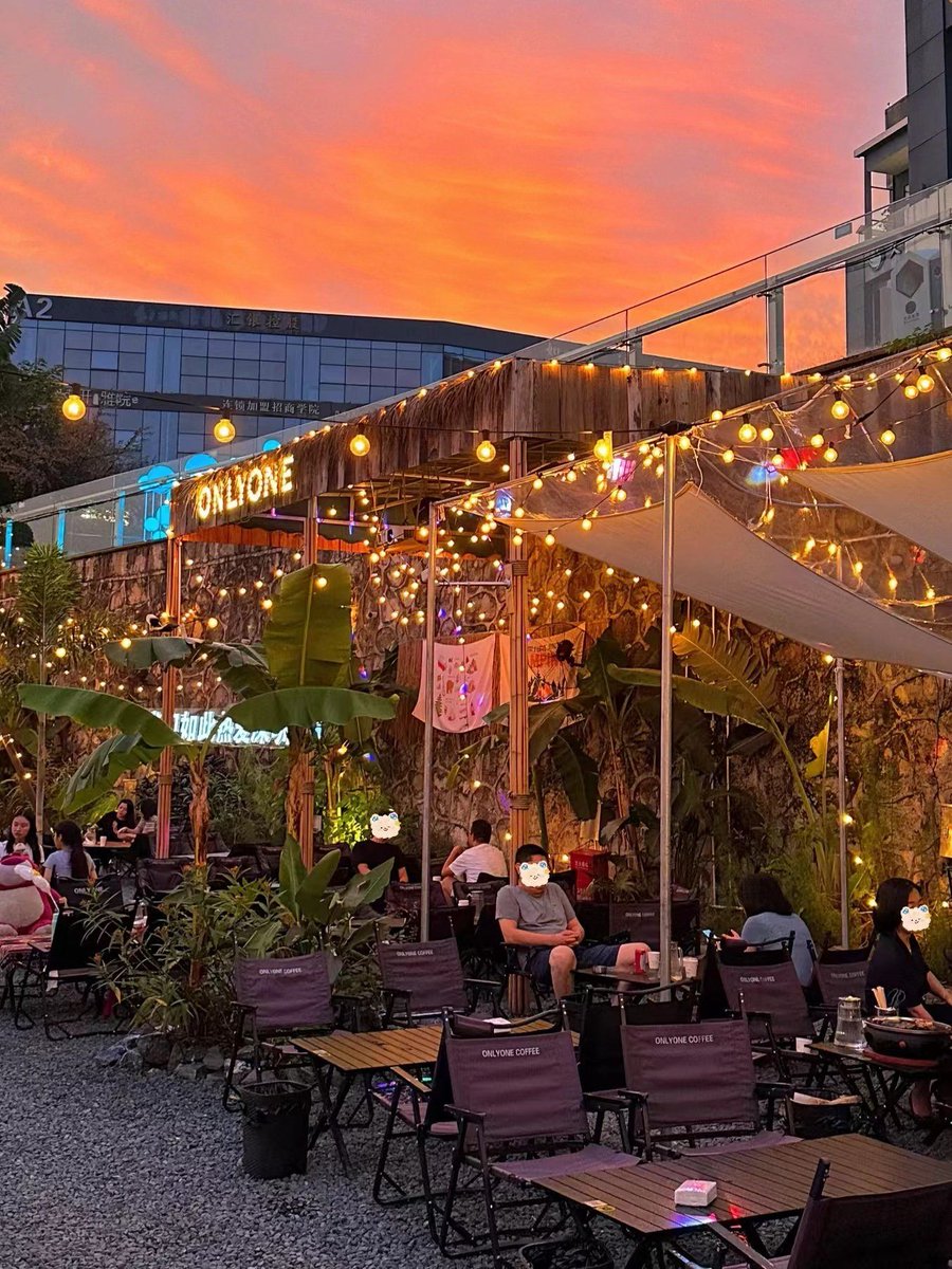 JacklynHorhnew's tweet photo. Atardecer en el barrio! Los colores del sol se mezclan con el ruido de las tazas en la cafetería de la esquina https://t.co/4gqDQOjteT