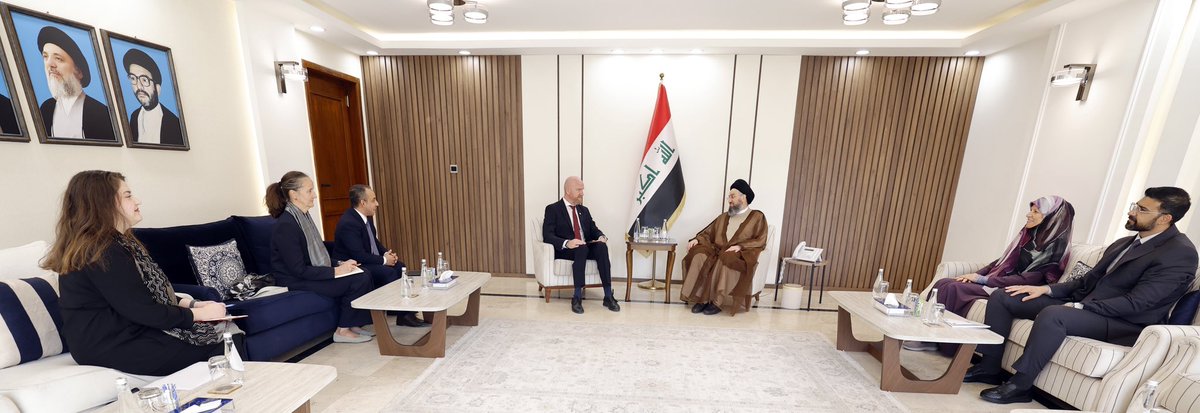 MediaAlhakeem's tweet photo. استقبل سماحة السيد الحكيم، رئيس تحالف قوى الدولة الوطنية، في مكتبه ببغداد، السيد ويليام دي يونغ، رئيس اللجنة الدولية للصليب الأحمر في العراق، معرباً عن شكره لتهاني اللجنة بيوم السيادة وانتهاء مهام التحالف الدولي لمحاربة داعش في العراق.
وبيّن سماحته أن يوم السيادة دليل على تعافي العراق وانتهاء مرحلة الإرهاب، مثمّناً كل الجهود التي أسهمت في تخفيف معاناة الشعب العراقي من الإرهاب، ومنها معاناة النزوح وتدمير المدن، مؤكداً أن أولويات العراق في الوقت الحالي هي حفظ المنجز الأمني، وتفعيل العمل الاستخباري وإدامته، وحل مشكلة السلاح خارج إطار الدولة بالحوار والتفاهم. كما أبدى دعمه لعمل اللجنة الدولية في العراق وتذليل العقبات أمامها.