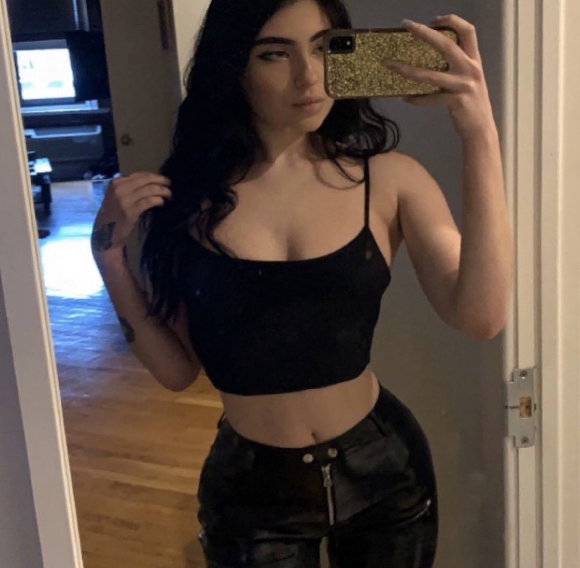 clarx333's tweet photo. 1 like = 5 photos  
1 RT = 5 vidéos 
1 comment = 5 surprises https://t.co/pXF9YNYizy