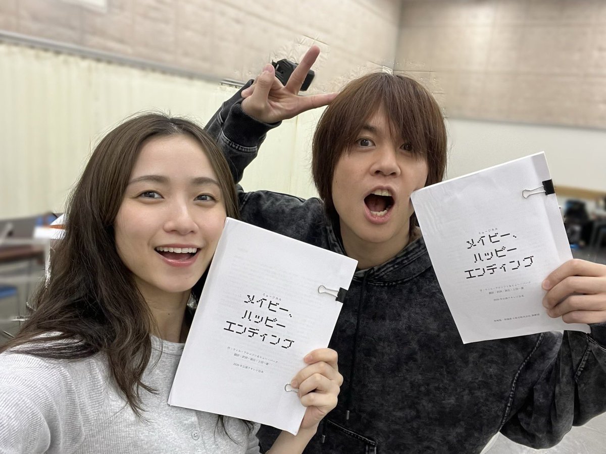 Kenji_Staff's tweet photo. 浦井です！
#花澤香菜 さん、#木下晴香 さんと歌合わせ！
素晴らしい歌声なのと、クレアとしての個性がそれぞれに光ってます！
#メイビーハッピーエンディング https://t.co/0aAcPuFcxG