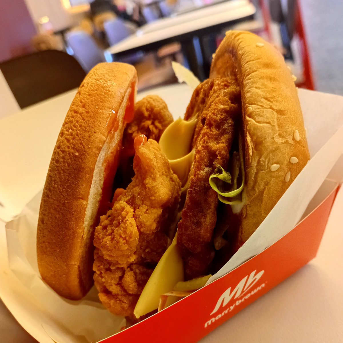 azmituanc0b's tweet photo. Burger harga 1/2 sempena birthday. Rezeki jangan ditolak. 😂🍔 https://t.co/7o8FUSBZY4