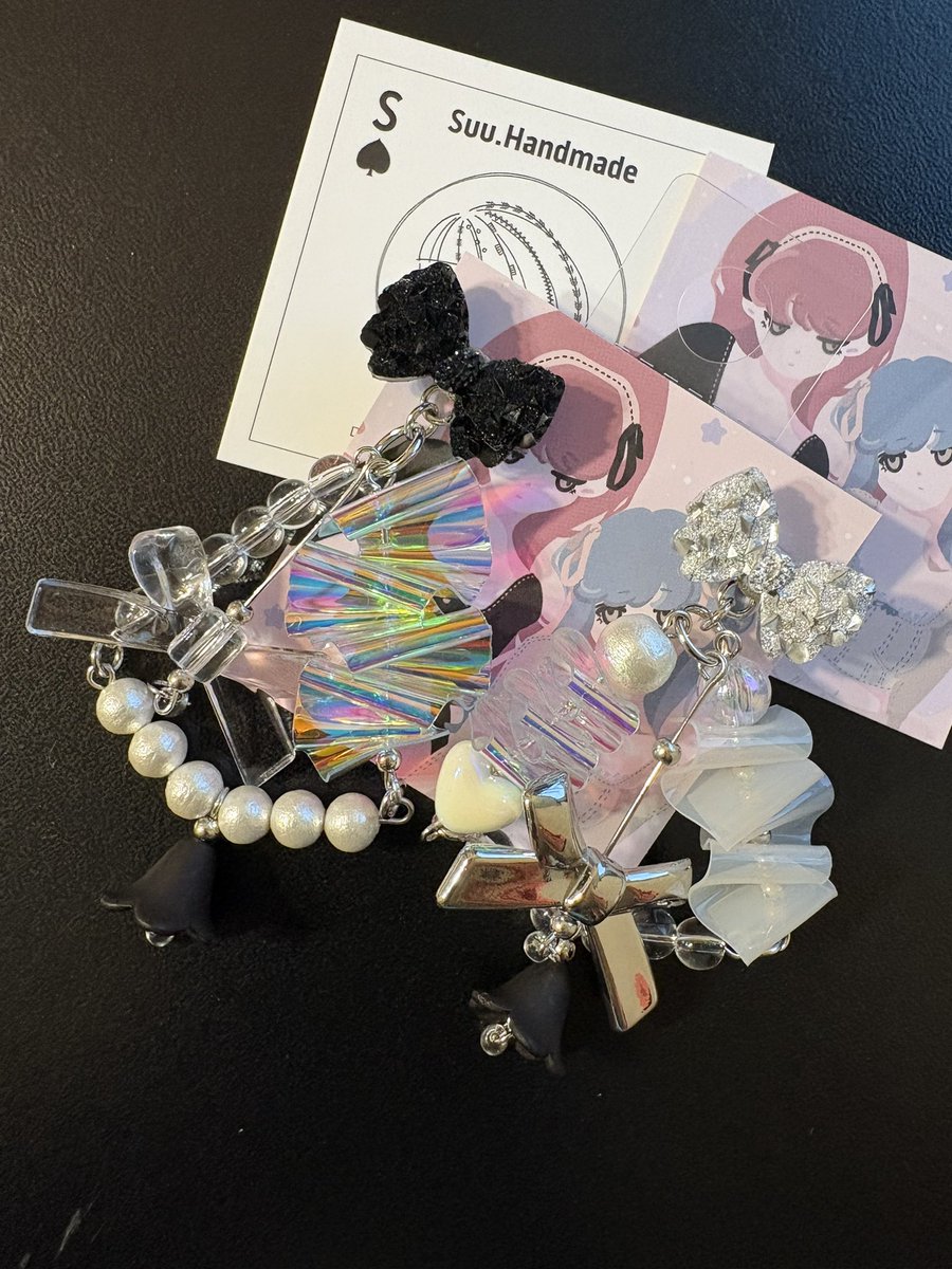 suu_handmade19's tweet photo. 🖤 MONOTONE × SPARKLE ✨2
デザフェス64に持っていくピアス
モノトーンあわせなので、リボンアイテムが可愛すぎて…という方にも◎アシンメトリーなデザインです
(サージカルステンレス使用)
@designfesta https://t.co/77iSkp9Jvn