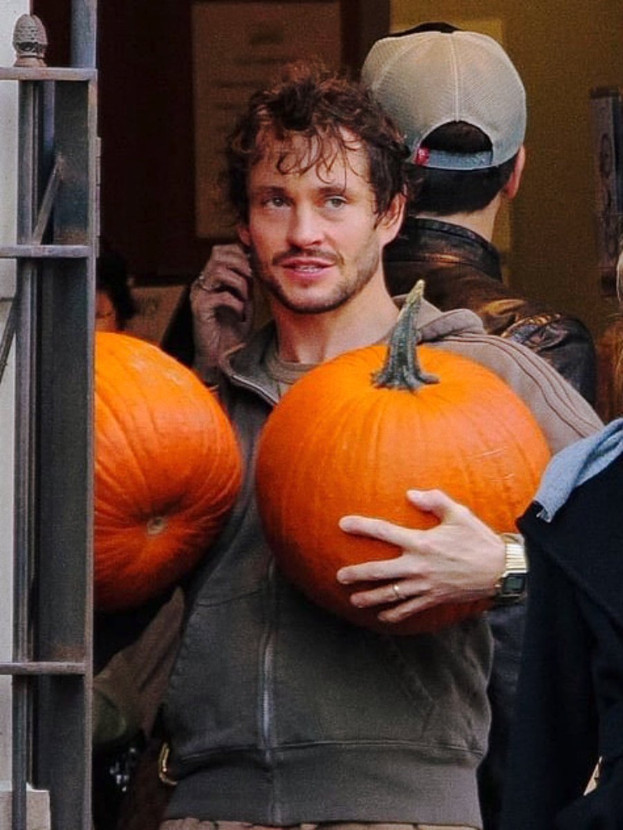 bIoodygraham's tweet photo. happy october 1st!! it’s officially his month 🍂🎃 https://t.co/J1RaZTRxyt