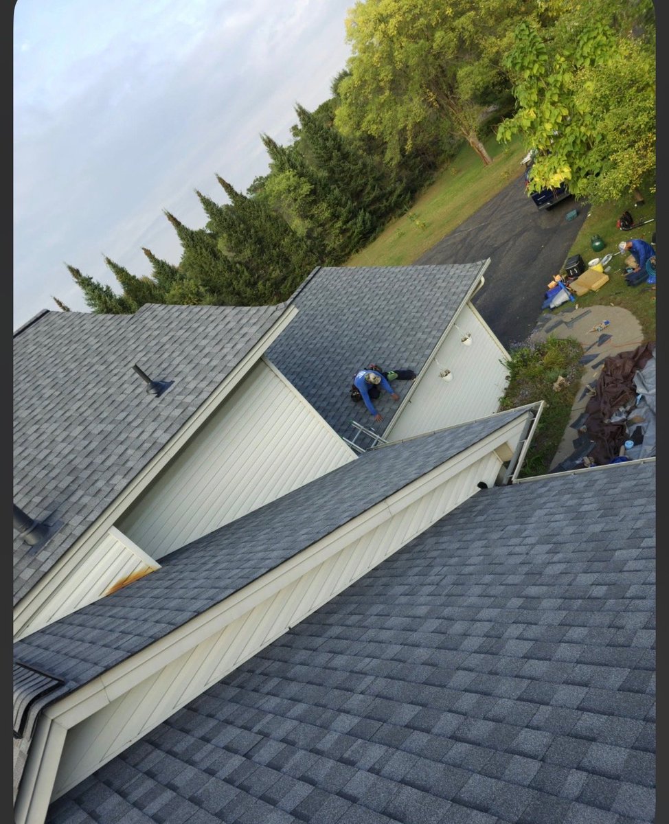NiteOwlMN's tweet photo. Had to get a new roof yesterday. I think it turned out great. Matching siding is next. https://t.co/dzBPSwj8NT