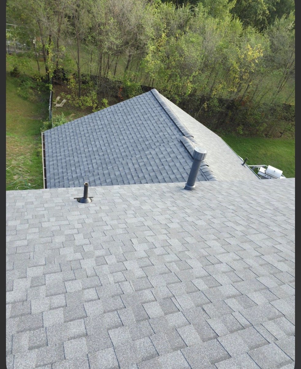 NiteOwlMN's tweet photo. Had to get a new roof yesterday. I think it turned out great. Matching siding is next. https://t.co/dzBPSwj8NT