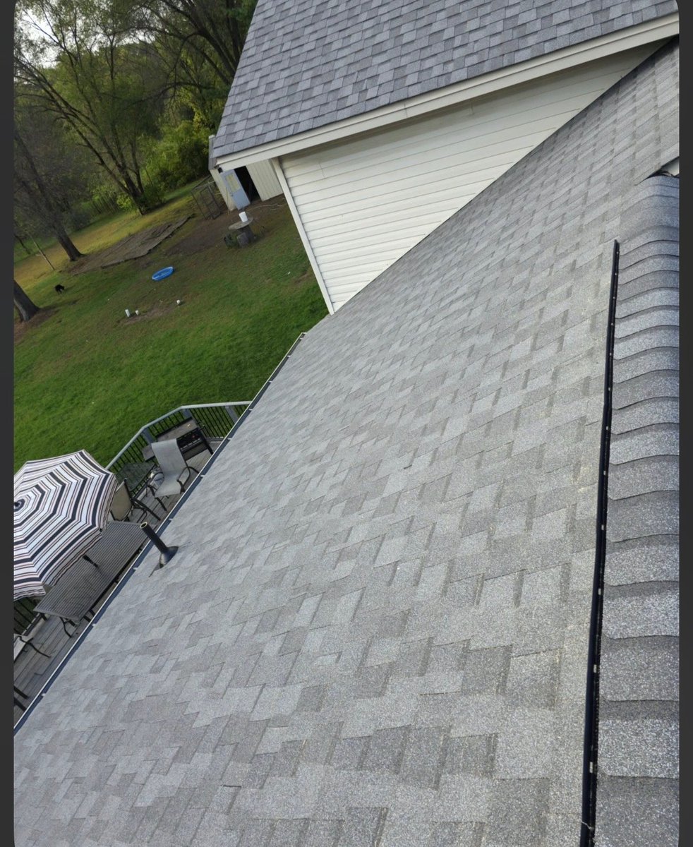 NiteOwlMN's tweet photo. Had to get a new roof yesterday. I think it turned out great. Matching siding is next. https://t.co/dzBPSwj8NT