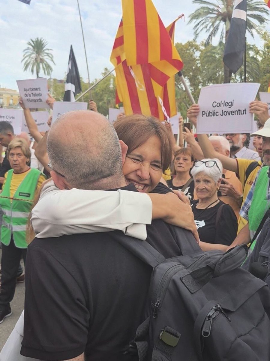 LauraBorras's tweet photo. Que amb més de 1000 ciutadans ferits només el cas de @FrontRoger hagi arribat a judici ho resumeix tot: 9 anys de repressió que volien que fos el preludi del silenci, de la resignació i de la derrota del moviment independentista. 
I, malgrat tot (que no és poc!): hi érem, hi som i hi serem.
Avui i sempre!
