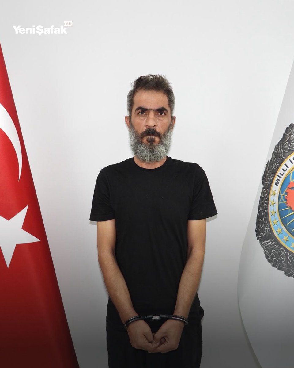 YeniSafakArabic's tweet photo. ألقت الاستخبارات التركية القبض على السوري عمر الخطيب، أحد منفذي هجوم ريحانلي عام 2013 الذي أسفر عن مقتل 53 شخصًا، أثناء محاولته الفرار إلى أوروبا عبر البحر. وبحسب مصادر أمنية تركية، شارك الخطيب في التخطيط للهجوم والتنسيق بين منفذيه وعناصر الاستخبارات التابعة لنظام بشار الأسد، كما ساهم في تجهيز السيارة المفخخة. وتقول المصادر إنه فر إلى سوريا بعد الهجوم وكافأه نظام الأسد بمبلغ مالي، فيما كان مطلوبًا بموجب نشرة حمراء.
