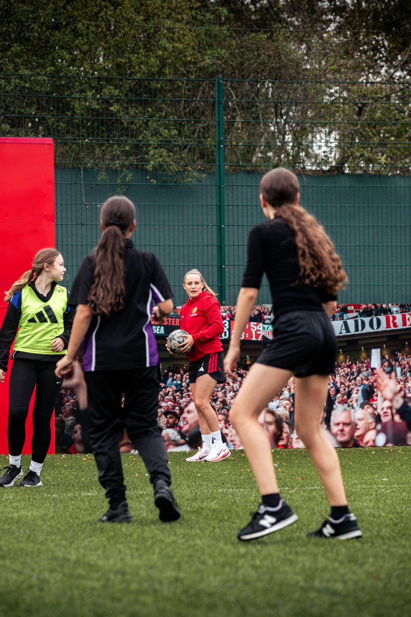 MU_Foundation's tweet photo. Those five-star Reds 👌🤩

Another fantastic win for @ManUtdWomen, who spent time supporting our high school participants with a leadership qualification last week ❤️

#PLPFAPlayersFund | #MUWomen https://t.co/10Bl4vj1za