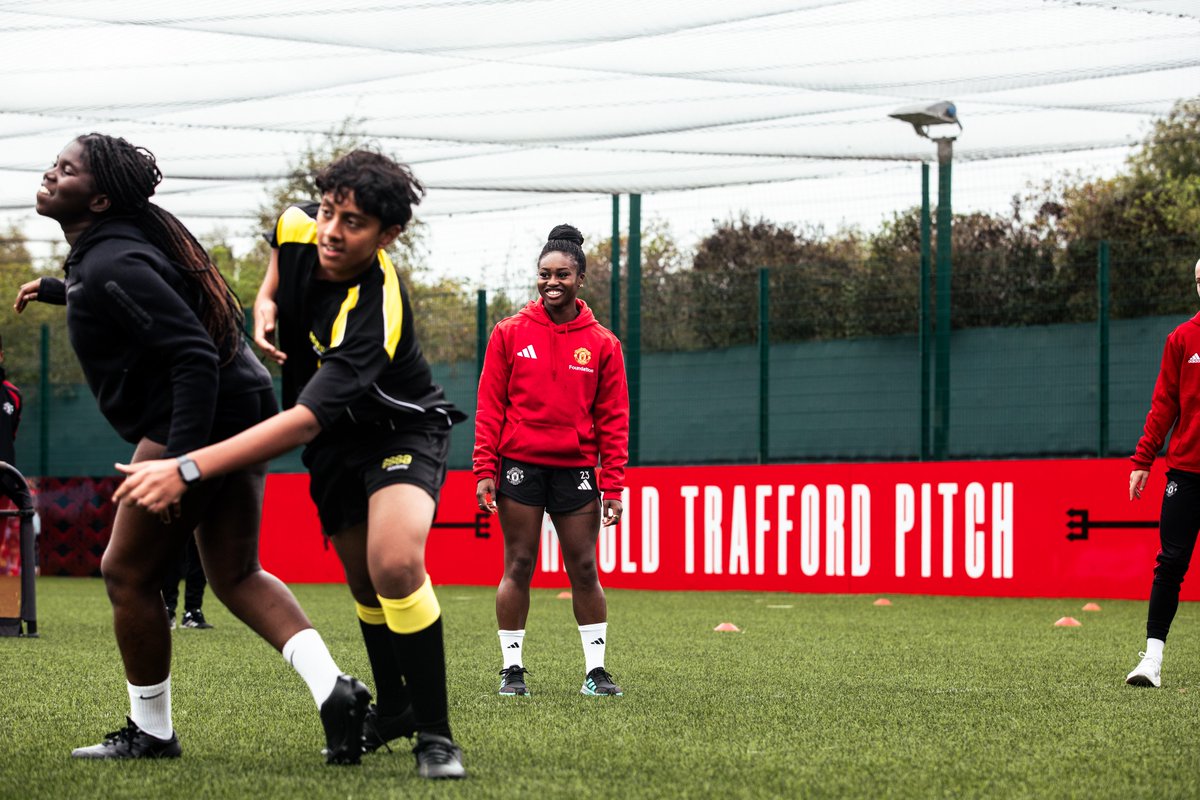MU_Foundation's tweet photo. Those five-star Reds 👌🤩

Another fantastic win for @ManUtdWomen, who spent time supporting our high school participants with a leadership qualification last week ❤️

#PLPFAPlayersFund | #MUWomen https://t.co/10Bl4vj1za