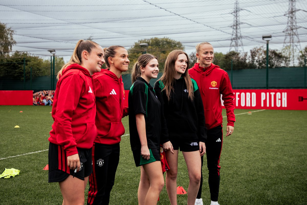 MU_Foundation's tweet photo. Those five-star Reds 👌🤩

Another fantastic win for @ManUtdWomen, who spent time supporting our high school participants with a leadership qualification last week ❤️

#PLPFAPlayersFund | #MUWomen https://t.co/10Bl4vj1za