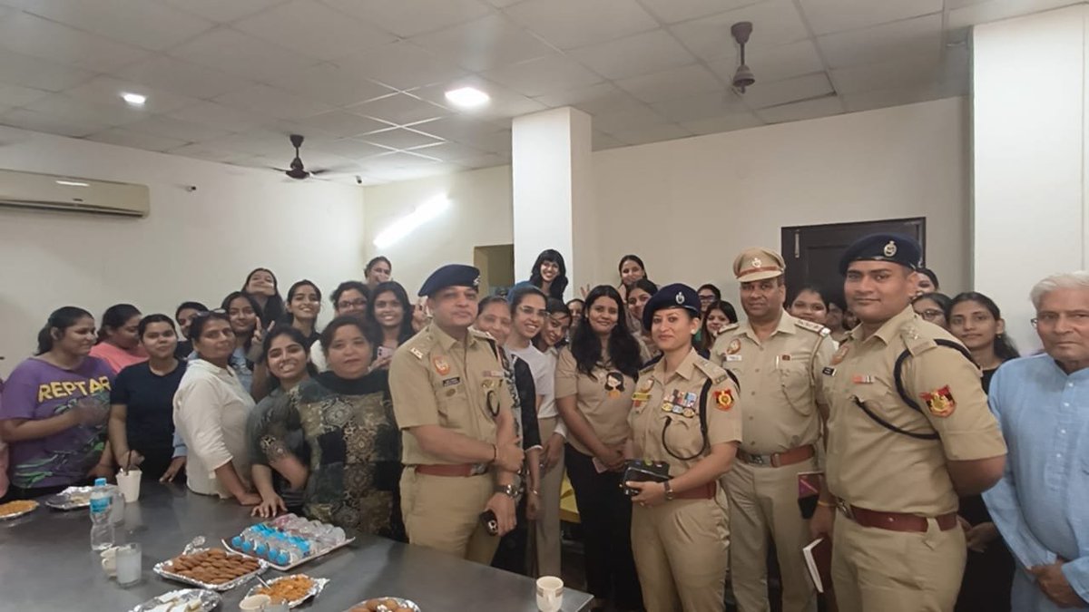 newswithdeepak's tweet photo. 🚨 पिछले 12 सितंबर को रोहिणी सेक्टर 4 
थाना विजय विहार पुलिस की सामुदायिक पुलिसिंग के तहत DCP रोहिणी शशांक जायसवाल और एडिशनल DCP तनुश्री ने गर्ल्स हॉस्टल में रह रही JIMS कॉलेज की करीब 70–80 छात्राओं से मुलाकात की थी।
👮 छात्राओं से सुरक्षा को लेकर बातचीत की गई और आपात स्थिति, आने-जाने के दौरान सावधानी और हॉस्टल की सुरक्षा व्यवस्था को लेकर जरूरी जानकारी दी गई।
👉 JIMS हॉस्टल के ठीक सामने पुलिस बीट पर नहीं है किसी भी बीट वाले और sho का नंबर ना ही कोई आपातकालीन नंबर फिर कैसे आपात स्थिति में छात्राएं करेंगी संपर्क ।
👉 JIMS हॉस्टल और उसके पीछे एक और हॉस्टल में रहती है 100 से ज़्यादा छात्राएं आखिर आपात स्थिति में कैसे करेंगी बीट वाले और थाना विजय विहार से संपर्क।
👉 ज्यादातर समय रहते है बीट वाले बीट से नदारद किसके भरोसे है छात्राओं और आम लोगों की सुरक्षा की जिम्मेदारी।
👉आखिर क्यों बीट पर नहीं है किसी बीट कर्मी , sho, women helpline aur अन्य आवश्यक नंबर।

#Rohini #DelhiPolice #VijayVihar #DelhiNews #RohiniNews #delhipolice #dpupdates
@CPDelhi @LtGovDelhi @DelhiPolice @CMODelhi  @dcprohinidelhi @vijay_singh_ips