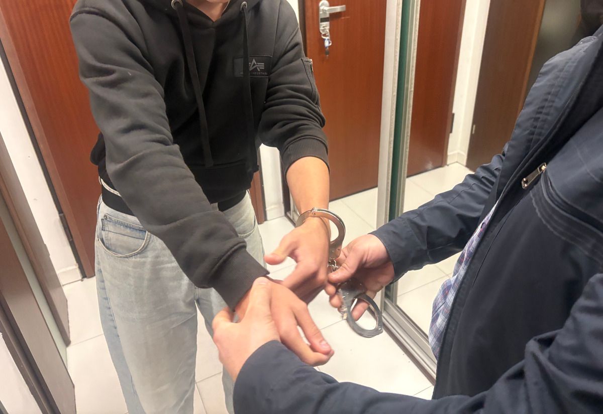 Sluzby_w_akcji's tweet photo. 15-letni obywatel Ukrainy szukał w internecie sposobu na zabicie stołecznych policjantów.

Warszawscy policjanci interweniowali wobec 15-letniego obywatela Ukrainy po tym, jak ustalono, że nastolatek wyszukiwał w internecie informacje dotyczące ataków terrorystycznych w centrach handlowych oraz sposobów pozbawienia życia funkcjonariusza Policji.

Funkcjonariusze weszli do mieszkania, w którym przebywał chłopak wraz z rodziną. Sprawa została następnie skierowana do sądu rodzinnego.

Decyzją sądu 15-latek został umieszczony na trzy miesiące w Młodzieżowym Ośrodku Wychowawczym.