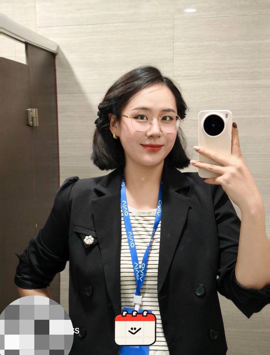 fynshkri's tweet photo. 大家好！国庆节快乐！
我是卖手机的雯女士，30+已婚，鼓起勇气第一次在 X 发正面自拍，希望能收获善意与欣赏。 https://t.co/wg2R3jQxo0