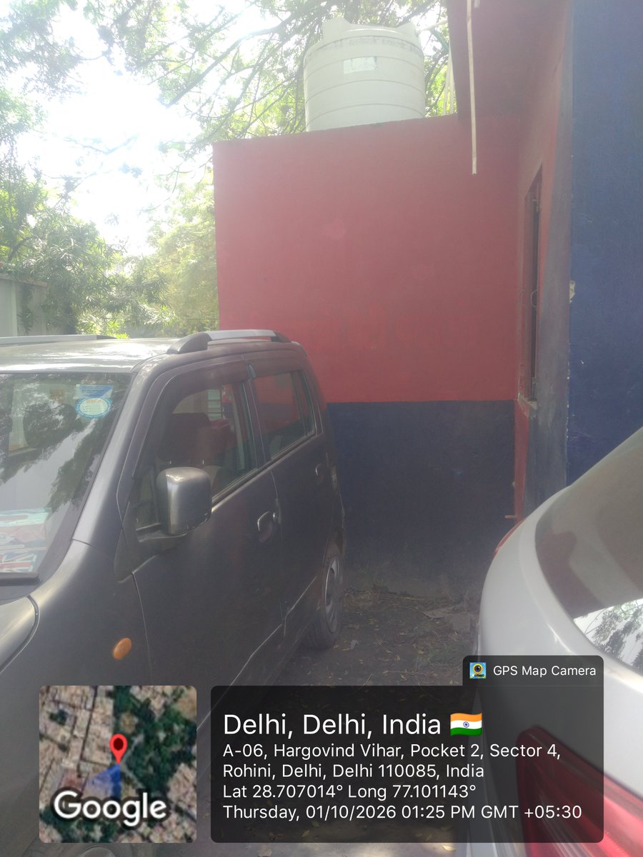 newswithdeepak's tweet photo. 🚨 पिछले 12 सितंबर को रोहिणी सेक्टर 4 
थाना विजय विहार पुलिस की सामुदायिक पुलिसिंग के तहत DCP रोहिणी शशांक जायसवाल और एडिशनल DCP तनुश्री ने गर्ल्स हॉस्टल में रह रही JIMS कॉलेज की करीब 70–80 छात्राओं से मुलाकात की थी।
👮 छात्राओं से सुरक्षा को लेकर बातचीत की गई और आपात स्थिति, आने-जाने के दौरान सावधानी और हॉस्टल की सुरक्षा व्यवस्था को लेकर जरूरी जानकारी दी गई।
👉 JIMS हॉस्टल के ठीक सामने पुलिस बीट पर नहीं है किसी भी बीट वाले और sho का नंबर ना ही कोई आपातकालीन नंबर फिर कैसे आपात स्थिति में छात्राएं करेंगी संपर्क ।
👉 JIMS हॉस्टल और उसके पीछे एक और हॉस्टल में रहती है 100 से ज़्यादा छात्राएं आखिर आपात स्थिति में कैसे करेंगी बीट वाले और थाना विजय विहार से संपर्क।
👉 ज्यादातर समय रहते है बीट वाले बीट से नदारद किसके भरोसे है छात्राओं और आम लोगों की सुरक्षा की जिम्मेदारी।
👉आखिर क्यों बीट पर नहीं है किसी बीट कर्मी , sho, women helpline aur अन्य आवश्यक नंबर।

#Rohini #DelhiPolice #VijayVihar #DelhiNews #RohiniNews #delhipolice #dpupdates
@CPDelhi @LtGovDelhi @DelhiPolice @CMODelhi  @dcprohinidelhi @vijay_singh_ips