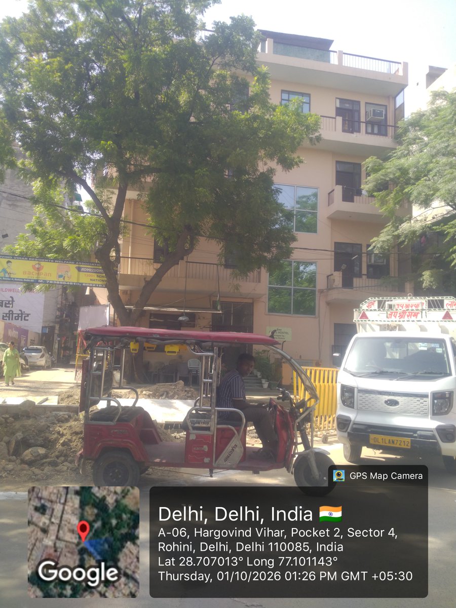 newswithdeepak's tweet photo. 🚨 पिछले 12 सितंबर को रोहिणी सेक्टर 4 
थाना विजय विहार पुलिस की सामुदायिक पुलिसिंग के तहत DCP रोहिणी शशांक जायसवाल और एडिशनल DCP तनुश्री ने गर्ल्स हॉस्टल में रह रही JIMS कॉलेज की करीब 70–80 छात्राओं से मुलाकात की थी।
👮 छात्राओं से सुरक्षा को लेकर बातचीत की गई और आपात स्थिति, आने-जाने के दौरान सावधानी और हॉस्टल की सुरक्षा व्यवस्था को लेकर जरूरी जानकारी दी गई।
👉 JIMS हॉस्टल के ठीक सामने पुलिस बीट पर नहीं है किसी भी बीट वाले और sho का नंबर ना ही कोई आपातकालीन नंबर फिर कैसे आपात स्थिति में छात्राएं करेंगी संपर्क ।
👉 JIMS हॉस्टल और उसके पीछे एक और हॉस्टल में रहती है 100 से ज़्यादा छात्राएं आखिर आपात स्थिति में कैसे करेंगी बीट वाले और थाना विजय विहार से संपर्क।
👉 ज्यादातर समय रहते है बीट वाले बीट से नदारद किसके भरोसे है छात्राओं और आम लोगों की सुरक्षा की जिम्मेदारी।
👉आखिर क्यों बीट पर नहीं है किसी बीट कर्मी , sho, women helpline aur अन्य आवश्यक नंबर।

#Rohini #DelhiPolice #VijayVihar #DelhiNews #RohiniNews #delhipolice #dpupdates
@CPDelhi @LtGovDelhi @DelhiPolice @CMODelhi  @dcprohinidelhi @vijay_singh_ips
