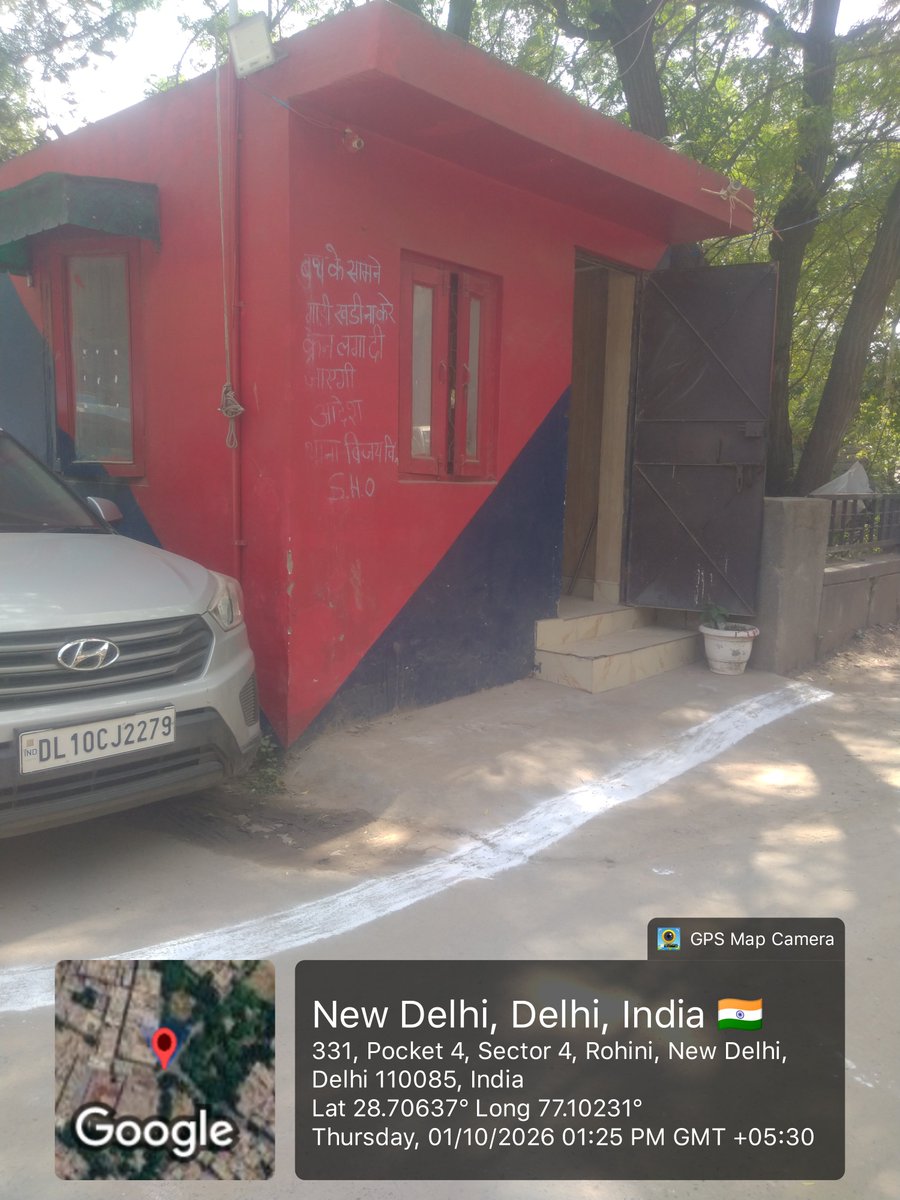 newswithdeepak's tweet photo. 🚨 पिछले 12 सितंबर को रोहिणी सेक्टर 4 
थाना विजय विहार पुलिस की सामुदायिक पुलिसिंग के तहत DCP रोहिणी शशांक जायसवाल और एडिशनल DCP तनुश्री ने गर्ल्स हॉस्टल में रह रही JIMS कॉलेज की करीब 70–80 छात्राओं से मुलाकात की थी।
👮 छात्राओं से सुरक्षा को लेकर बातचीत की गई और आपात स्थिति, आने-जाने के दौरान सावधानी और हॉस्टल की सुरक्षा व्यवस्था को लेकर जरूरी जानकारी दी गई।
👉 JIMS हॉस्टल के ठीक सामने पुलिस बीट पर नहीं है किसी भी बीट वाले और sho का नंबर ना ही कोई आपातकालीन नंबर फिर कैसे आपात स्थिति में छात्राएं करेंगी संपर्क ।
👉 JIMS हॉस्टल और उसके पीछे एक और हॉस्टल में रहती है 100 से ज़्यादा छात्राएं आखिर आपात स्थिति में कैसे करेंगी बीट वाले और थाना विजय विहार से संपर्क।
👉 ज्यादातर समय रहते है बीट वाले बीट से नदारद किसके भरोसे है छात्राओं और आम लोगों की सुरक्षा की जिम्मेदारी।
👉आखिर क्यों बीट पर नहीं है किसी बीट कर्मी , sho, women helpline aur अन्य आवश्यक नंबर।

#Rohini #DelhiPolice #VijayVihar #DelhiNews #RohiniNews #delhipolice #dpupdates
@CPDelhi @LtGovDelhi @DelhiPolice @CMODelhi  @dcprohinidelhi @vijay_singh_ips