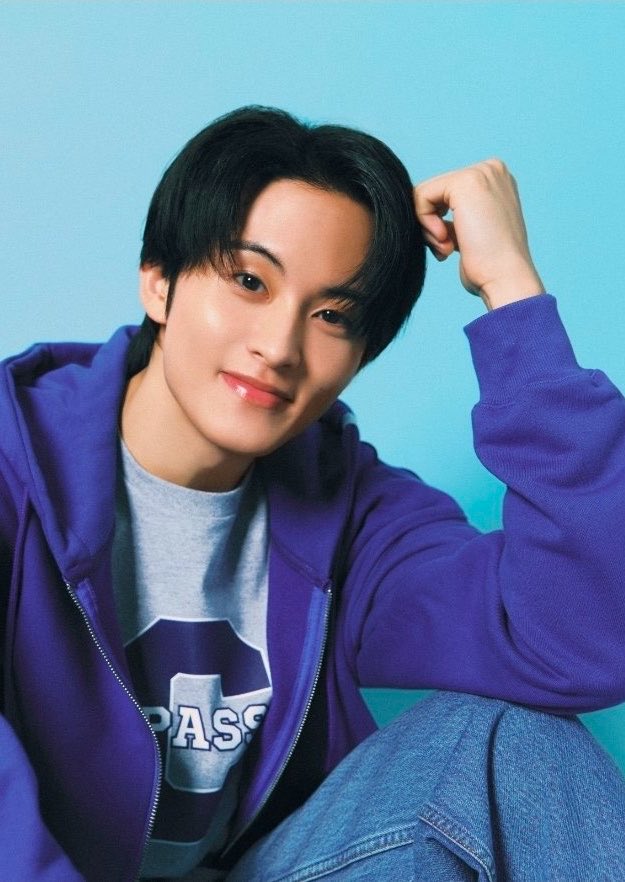 marklopsemangka's tweet photo. Q: apakah Anda mengalami perubahan sejak mulai menjadi sponsor?

🐯: aku benar-benar merasa tumbuh melalui program sponsorship ini, dan aku merasakan hidup aku berubah sedikit demi sedikit. Aku mulai menjadi sponsor karena ingin belajar tentang cinta, tetapi cinta benar-benar mulai bersemi dalam diriku.

🐯: yang menakjubkan adalah, meskipun aku belum pernah bertemu dengannya (brian), aku memikirkannya setidaknya untuk sesaat setiap hari, dan aku selalu mendoakannya sebelum tidur.

🐯: Itu adalah pertemuan kebetulan yang dimulai dengan sebuah foto, tetapi perasaan cinta aku telah tumbuh dan berkembang. Rasanya seperti perasaan yang kamu rasakan saat pertama kali bertemu seseorang yang kamu cintai. Tanpa aku sadari, Brian telah menjadi kehadiran yang sangat berharga dalam hidupku.

mark lee bahkan selalu doain brian setiap sebelum tidur 🥹 GUE MAU NANGIS TERHARU 😭🩵