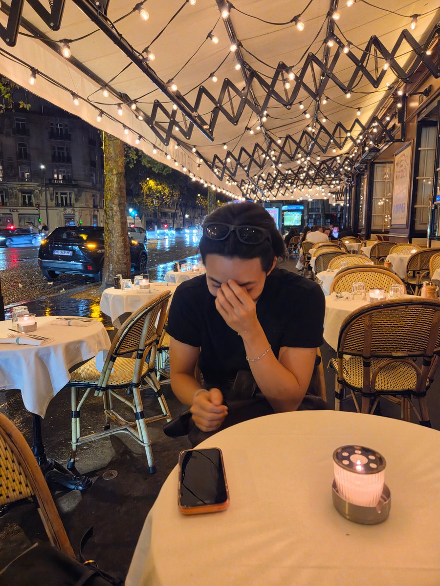 mysoulmatehani_'s tweet photo. Even though Jeonghan is in Paris, this scene instantly brings to mind Van Gogh’s world-famous painting 'Café Terrace at Night'.#정한

JEONGHAN AT GIVENCHY PFW

#JEONGHANxGIVENCHY
#GivenchySS27
#ParisFashionWeek
​@pledis_17 @givenchy https://t.co/S6FbP2cejg