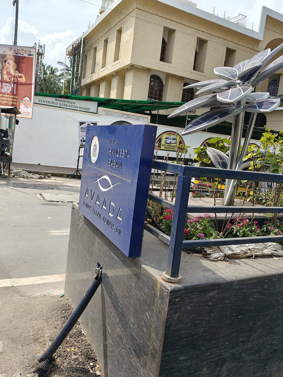 BIRDMAN_AMIT's tweet photo. @mybmc and @mybmcWardHW explain this installation and it's deep meaning please? Is it #solarenergygenerator #lunarenergygenerator or merely an #eyesore ? does it generate electricity ? ⚡ is it feeding the #electricgrid in Santacruz West? Is it connecting to some #alienlife? https://t.co/neMVqSDJfP