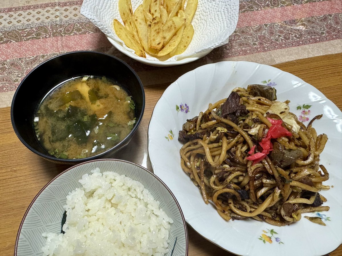 tayu002's tweet photo. 本日の夕食1417
鉄板焼きそば
焼きポテト
お味噌汁 https://t.co/hEuqUOMkWH