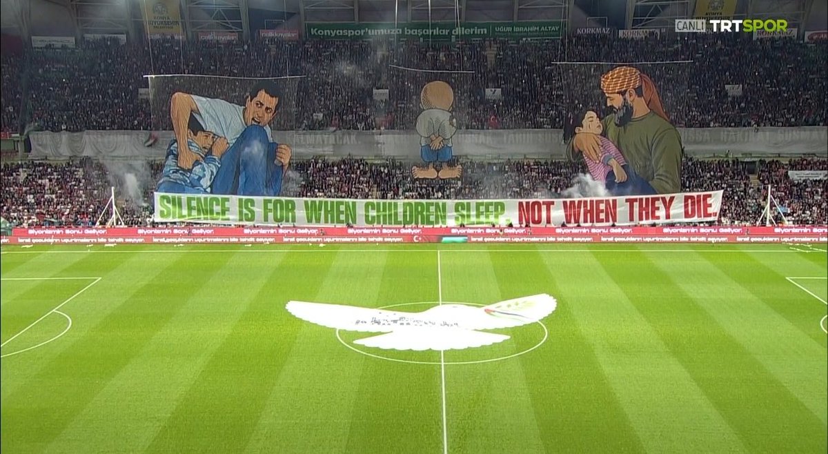 idextratime's tweet photo. Pertandingan persahabatan antara Konyaspor dan timnas Palestina yang digelar di kota Konya, Turki kemarin.

Pertandingan dibuka dengan banner raksasa dengan pesan “Diam itu saat anak-anak sedang tidur, bukan saat mereka meninggal.” Pesan untuk dunia luar yang diam saja ketika Palestina digenosida.

Lalu, pada menit 10:14, lampu stadion dimatikan sebagai penghormatan bagi 1.014 anggota komunitas olahraga Palestina yang dilaporkan tewas sejak 7 Oktober 2023, daftar nama korban ditayangkan di layar.

Para suporter juga melemparkan mainan dan boneka ke lapangan yang nantinya akan disumbangkan untuk anak-anak.

Terakhir, wasit meniup peluit akhir secara simbolis pada menit 89:59, diiringi pengumuman bahwa 'pertandingan ditunda sampai PaIestina merdeka.'