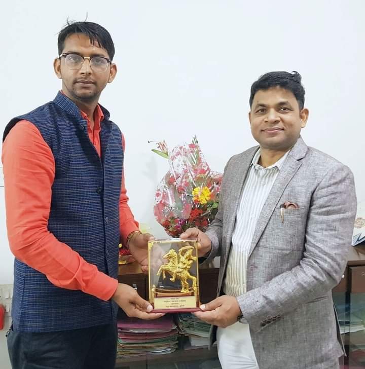 MrYaduvansh's tweet photo. भारतीय जनता पार्टी झांसी के जिला मंत्री श्री @YUG1094 को जन्मदिन की हार्दिक बधाई एवं शुभकामनाएं । हम आपके यशश्वी जीवन की ईश्वर से प्रार्थना करते हैं।💐🎂 https://t.co/09diy8Up0m