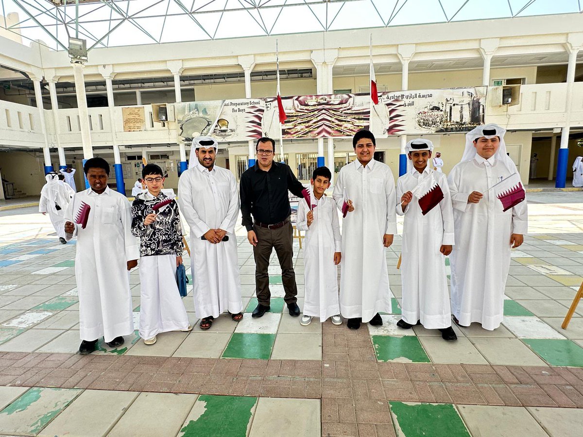 alrazipsb's tweet photo. انطلاقا من حرص إدارة المدرسة على تنفيذ أنشطة الهوية الوطنية وتنمية روح الانتماء للطلاب ، نفّذ قسم الدراسات الاجتماعية وبالتعاون مع أخصائي الأنشطة نشاط تعزيز العلم القطري. https://t.co/zNUFv6kFvg