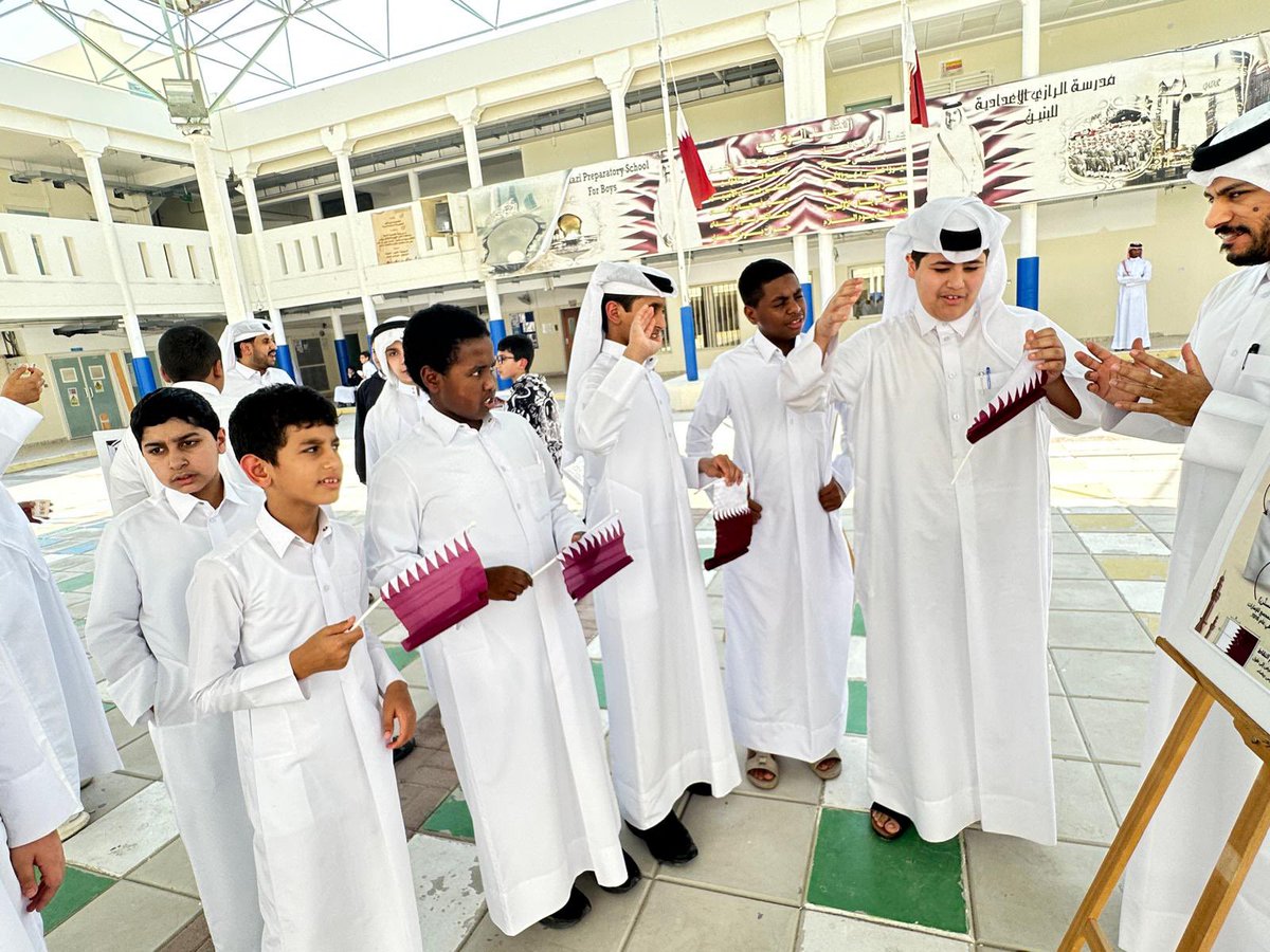 alrazipsb's tweet photo. انطلاقا من حرص إدارة المدرسة على تنفيذ أنشطة الهوية الوطنية وتنمية روح الانتماء للطلاب ، نفّذ قسم الدراسات الاجتماعية وبالتعاون مع أخصائي الأنشطة نشاط تعزيز العلم القطري. https://t.co/zNUFv6kFvg