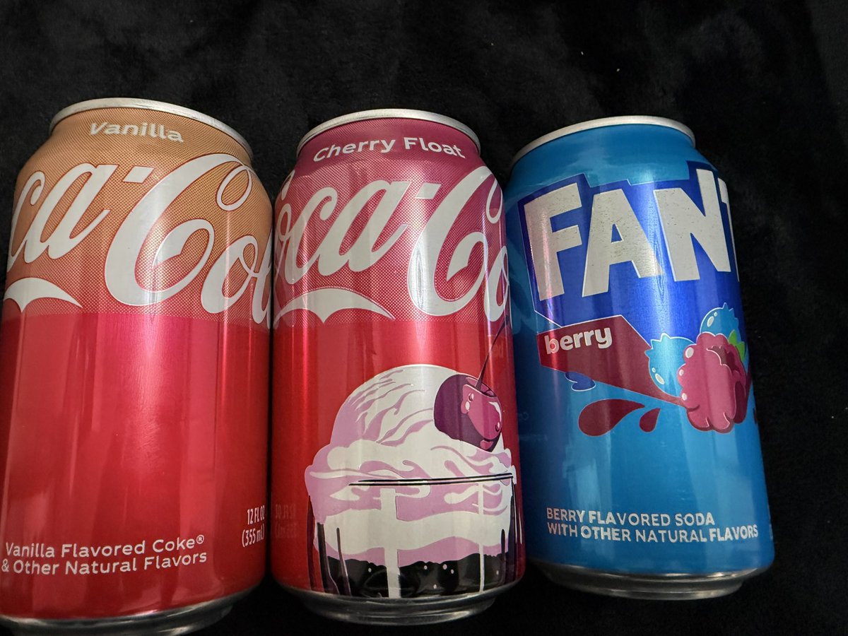masiro0616's tweet photo. つい最近見かけたので買ってきた。
左から、
コカコーラのバニラ味
コカコーラのチェリーフロート味
ファンタのベリー味
米軍基地に入った時見たことあるかも？👀 https://t.co/BVNhYbk1np