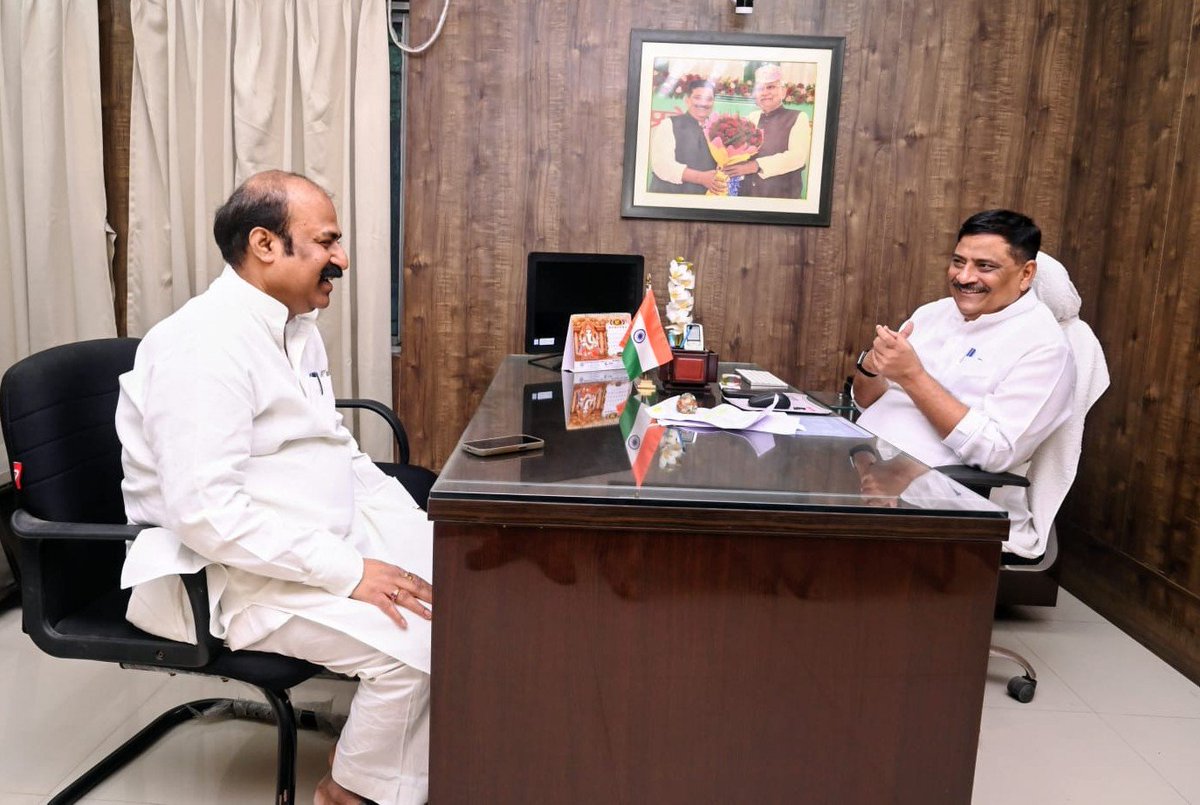 SanjayJhaBihar's tweet photo. पटना आवास पर पधारे बिहार सरकार के माननीय मंत्री मदन सहनी जी से शिष्टाचार मुलाकात में राज्य के विकास, जनहित तथा पार्टी संगठन से जुड़े कई महत्वपूर्ण विषयों पर सार्थक चर्चा हुई।

@SahniBihar https://t.co/ePDriA46J9