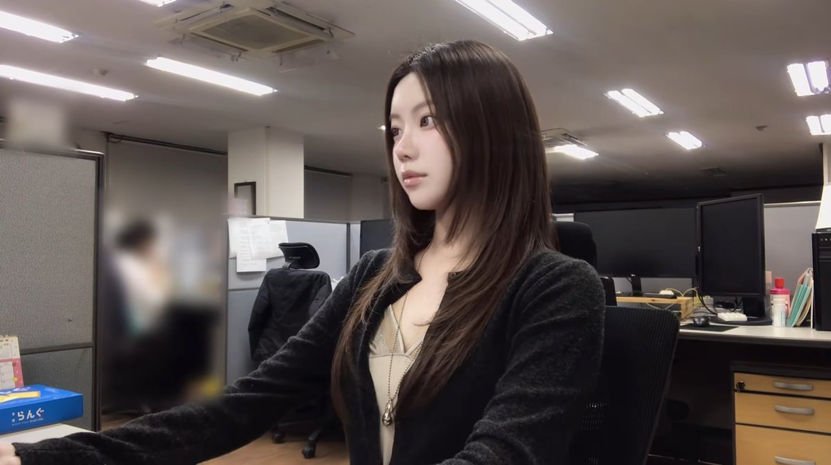 mad_dogdebt's tweet photo. 브이로그계의 치트키. 결국 ‘얼굴’임.

이분 영상 보면 콘텐츠는 진짜 별거 없음.

1. 출근해서 잠깐 영상 찍고
2. 회사에서 일하는 모습 보여주고
3. 퇴근해서 저녁 먹고
4. 간단하게 요리하고 끝.

거의 이 템플릿으로 계속 올리고 계시는데, 조회수나 성장 속도가 상당히 빠른 편.

근데 얼굴 노출이 많아지고 잦아지면 팬들한테 계속 익숙해짐. 거기에 이쁘기까지 하면 그냥 밥 먹고 출근하는 것도 콘텐츠가 되니까. 

아마 영상 계속 쌓이고 팬층까지 제대로 생기면 그때부터는 진짜 노다지.

뷰티로 피봇해도 되고, 패션을 해도 되고, 공구를 해도 되고, 뭘 팔아도 됨.

콘텐츠가 특별하지 않아도 ‘본인 자체가 콘텐츠’가 될 수 있는 사람들은 생각보다 존나 유리함.