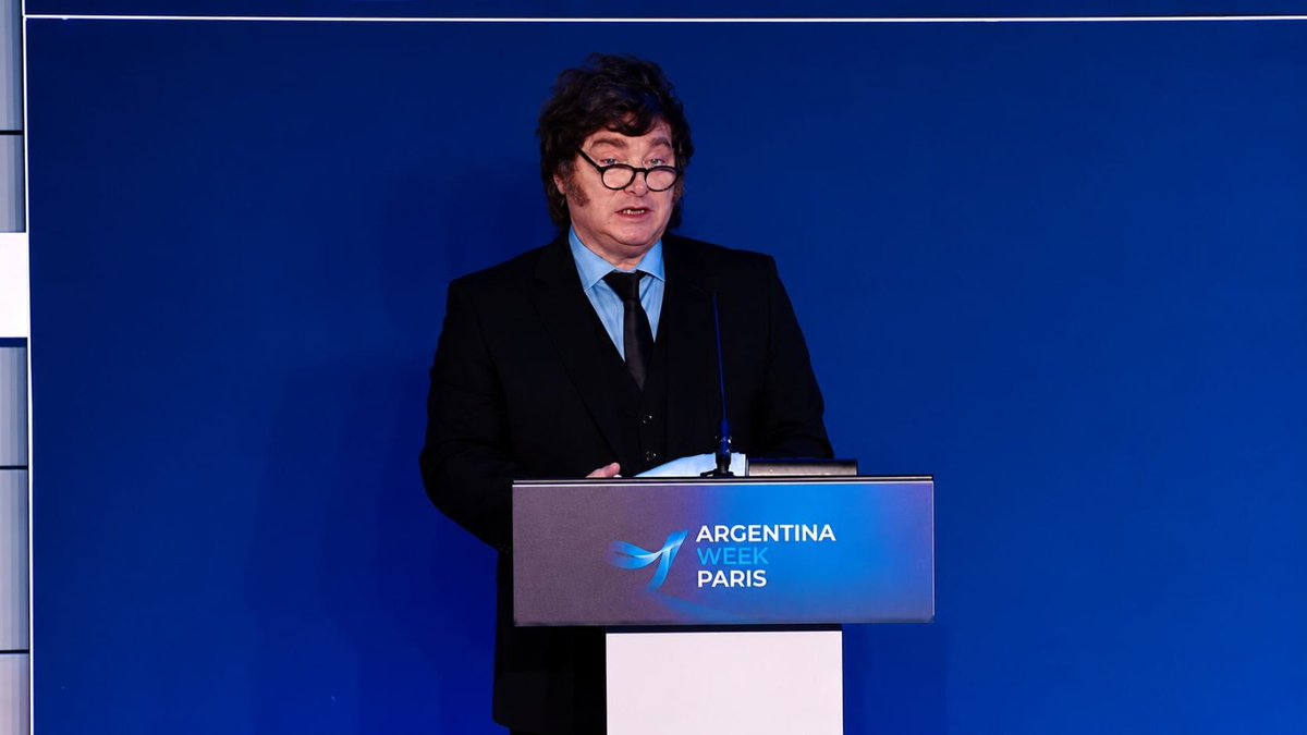 Cronistacom's tweet photo. Milei reiteró desde París: “Si el Gobierno es reelegido, 2028 será el mejor año de nuestra historia” https://t.co/gh3oSvAZlg https://t.co/0DXTKKPygf