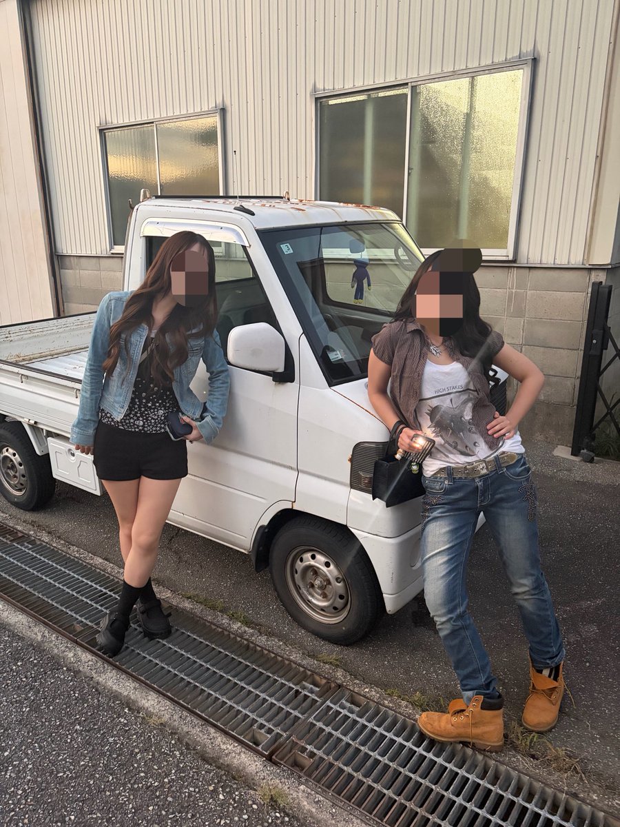 yasuyukey2's tweet photo. 1年以上軽トラを自分の車として乗ってる娘、ギャル仲間と普通に軽トラ乗ってご飯を食べに行ってる。娘、格好良いな。 https://t.co/4fD8WFFRHd