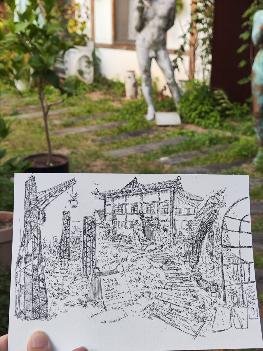 looiartt's tweet photo. 伝統的な建物と中庭に惹かれて、その場でスケッチしてみました
Live sketch of a courtyard 

#イラストレーション #中庭のある暮らし #絵描きさんと繋がりたい #ライブスケッチ #建築スケッチ 
#UrbanSketchers #InkDrawing #LiveSketching https://t.co/Xi8fSFI3Iv