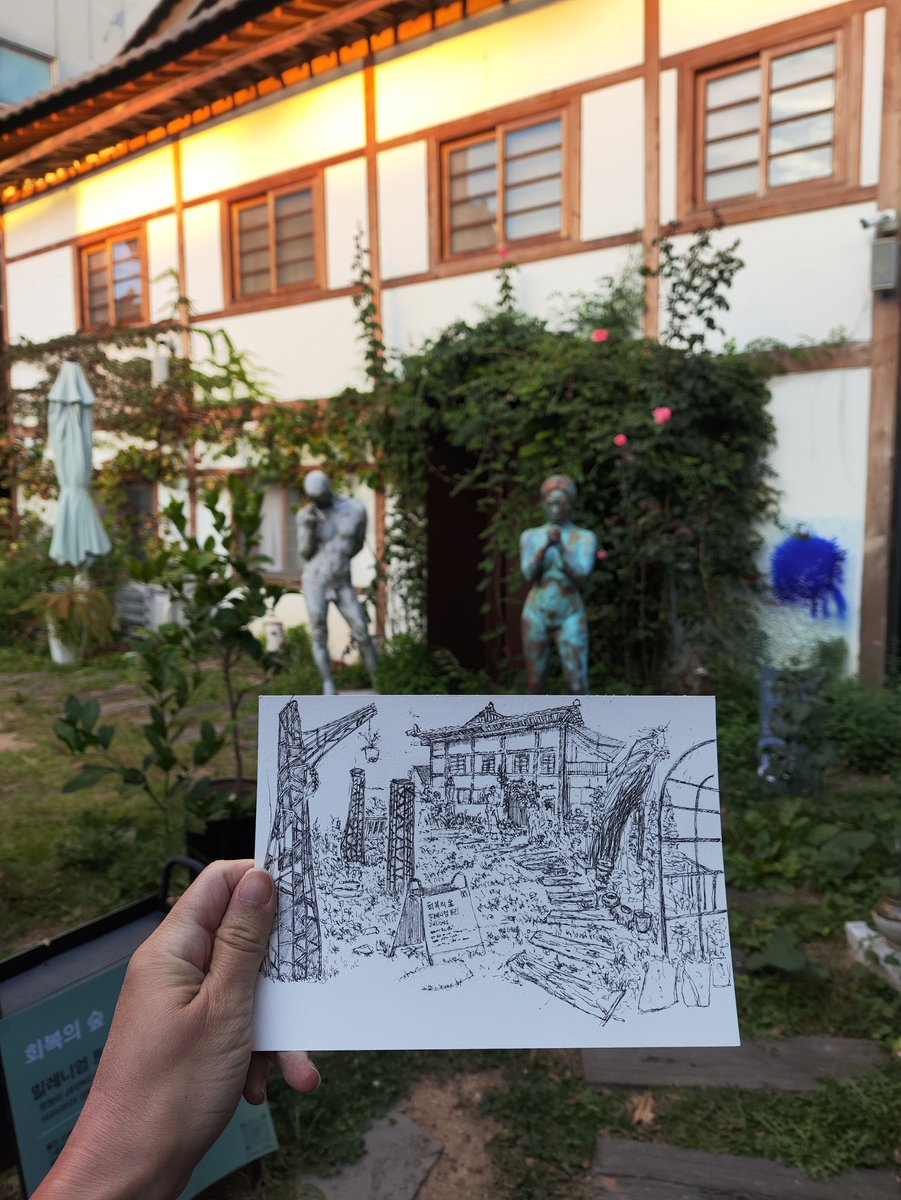 looiartt's tweet photo. 伝統的な建物と中庭に惹かれて、その場でスケッチしてみました
Live sketch of a courtyard 

#イラストレーション #中庭のある暮らし #絵描きさんと繋がりたい #ライブスケッチ #建築スケッチ 
#UrbanSketchers #InkDrawing #LiveSketching https://t.co/Xi8fSFI3Iv