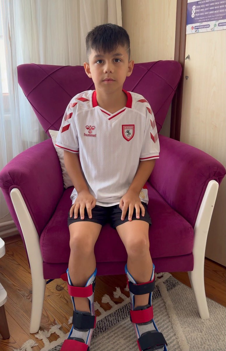 Dmd_Emirr's tweet photo. Evladım her maçta stantda geliyor ama hiç maçlara girmedi acaba trabzon maçında futbolcu abileri ile seromoniye çıkma şansı varmı yardımcı olma şansınız varmı @salimmyildiz @fazlihancarus https://t.co/fu9FrQPPsg