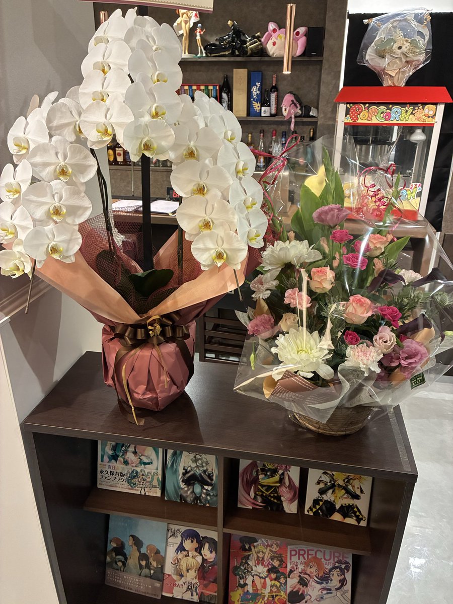 VaniCafe2026's tweet photo. 本日のグランドオープンにあたり、素敵なお祝いのお花をいただきました🌸

ぶいあにcafeの開店を応援して下さった皆さま、本当にありがとうございます！
華やかなお花に囲まれて無事にオープン初日を迎えることができました。

スタッフ一同頑張りますので今後ともぶいあにcafeをよろしくお願いします https://t.co/mBQYRubZ8f