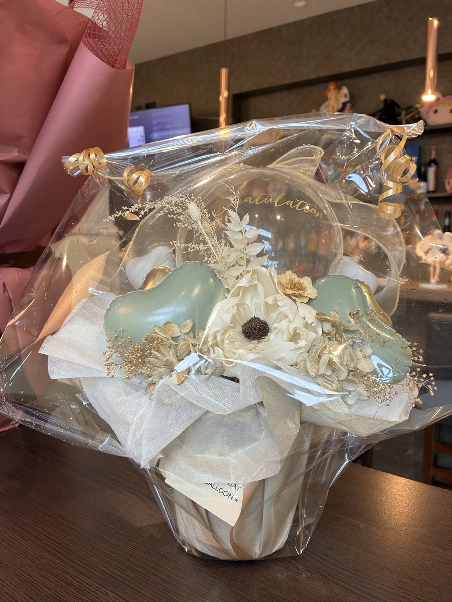 VaniCafe2026's tweet photo. 本日のグランドオープンにあたり、素敵なお祝いのお花をいただきました🌸

ぶいあにcafeの開店を応援して下さった皆さま、本当にありがとうございます！
華やかなお花に囲まれて無事にオープン初日を迎えることができました。

スタッフ一同頑張りますので今後ともぶいあにcafeをよろしくお願いします https://t.co/mBQYRubZ8f