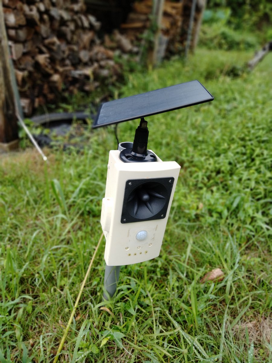 jintuna1's tweet photo. 釣りができなくなって最近はこのような電子おもちゃの製作にいそしんでいる。これは害獣を超音波と光で追っ払おうとする物。この辺で出没するのは、キョン、イノシシ、ハクビシン、そして猫。5台も作ったがキョンは全く無反応。他は不明。太陽光パネルは右も左も５Wだが左は1.5wほど。さすがアリエク。 https://t.co/QwcHrw2ADD