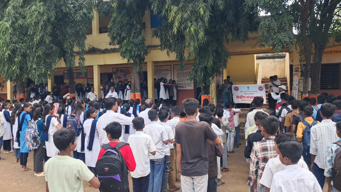 CBCNanded's tweet photo. स्वच्छता ही सेवा अभियान अंतर्गत जिला परिषद हायस्कुल बारड तहसील मुदखेड जिला नांदेड यहापर स्वच्छता शपथ ली गई.
#SwachataHiSeva
#swachatapledge
#SWACHATASHAPATH https://t.co/MEtipW4jsN