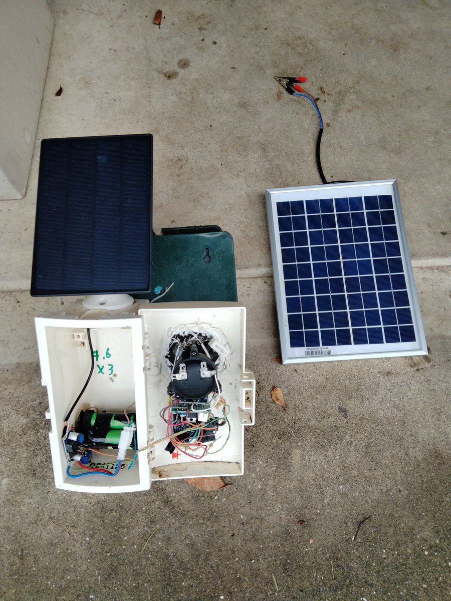 jintuna1's tweet photo. 釣りができなくなって最近はこのような電子おもちゃの製作にいそしんでいる。これは害獣を超音波と光で追っ払おうとする物。この辺で出没するのは、キョン、イノシシ、ハクビシン、そして猫。5台も作ったがキョンは全く無反応。他は不明。太陽光パネルは右も左も５Wだが左は1.5wほど。さすがアリエク。 https://t.co/QwcHrw2ADD