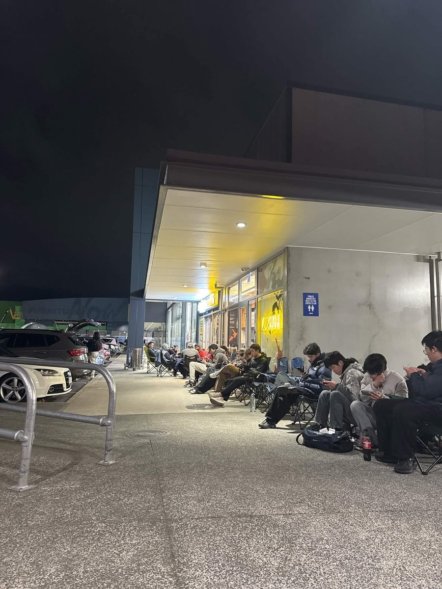 ScreensFire's tweet photo. Bros gonna spend the night to get 30th anniversary booster bundles 💀 https://t.co/jz9H6JRHEr