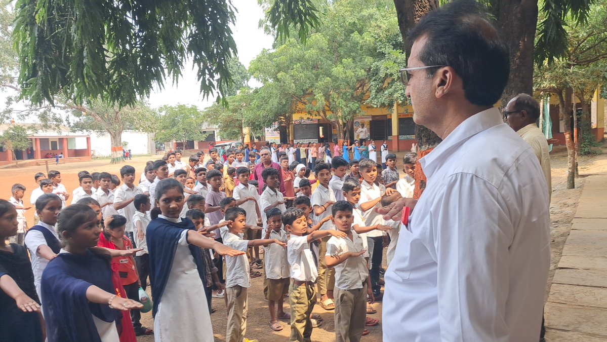 CBCNanded's tweet photo. स्वच्छता ही सेवा अभियान अंतर्गत जिला परिषद हायस्कुल बारड तहसील मुदखेड जिला नांदेड यहापर स्वच्छता शपथ ली गई.
#SwachataHiSeva
#swachatapledge
#SWACHATASHAPATH https://t.co/MEtipW4jsN