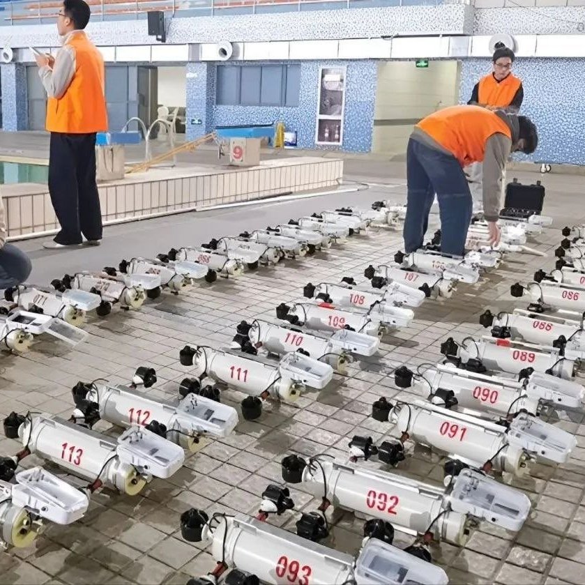 Eng_china5's tweet photo. China is taking the wars of the future beneath the sea!

In an unprecedented demonstration, 116 TH-618 underwater robots operated as a single swarm, setting a world record recognized by Guinness World Records.

The robots operated autonomously for 34 minutes, maintaining formations and changing direction in coordination without continuous human control.

Each robot can stay underwater for 8 hours and travel up to 30 km.

China is not just developing underwater robots. It is testing a new generation of autonomous naval systems in which hundreds of robots can operate as a single unit.