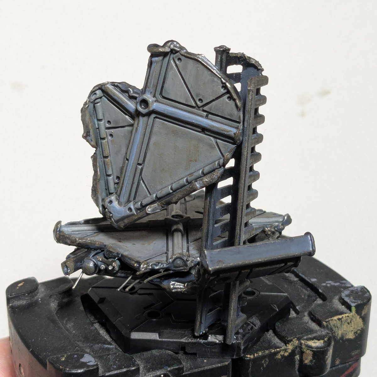 tasc0820's tweet photo. ザク製作

ベースデコ制作過程

汚し ウェザリングをしました。
綿棒で暗い汚れをつけてから、
暗めの銀もちょこちょこと。

ライターで焼いた断面は、なかなかリアルになったと感じております。

#ガンダムアッセンブル
#GundamAssemble #GundamAssembleShowcase #GundamAssemblePainting https://t.co/yu65T2QwH8