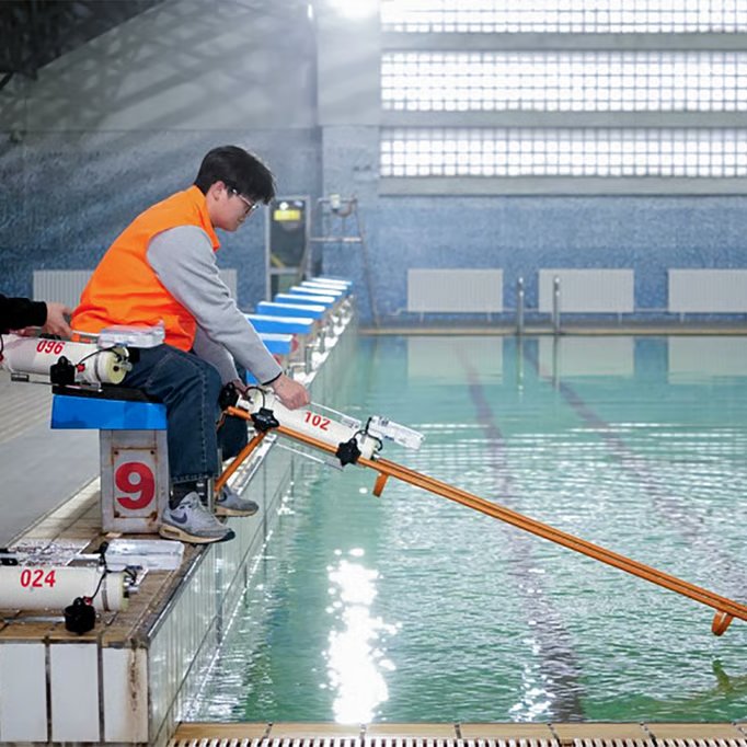 Eng_china5's tweet photo. China is taking the wars of the future beneath the sea!

In an unprecedented demonstration, 116 TH-618 underwater robots operated as a single swarm, setting a world record recognized by Guinness World Records.

The robots operated autonomously for 34 minutes, maintaining formations and changing direction in coordination without continuous human control.

Each robot can stay underwater for 8 hours and travel up to 30 km.

China is not just developing underwater robots. It is testing a new generation of autonomous naval systems in which hundreds of robots can operate as a single unit.
