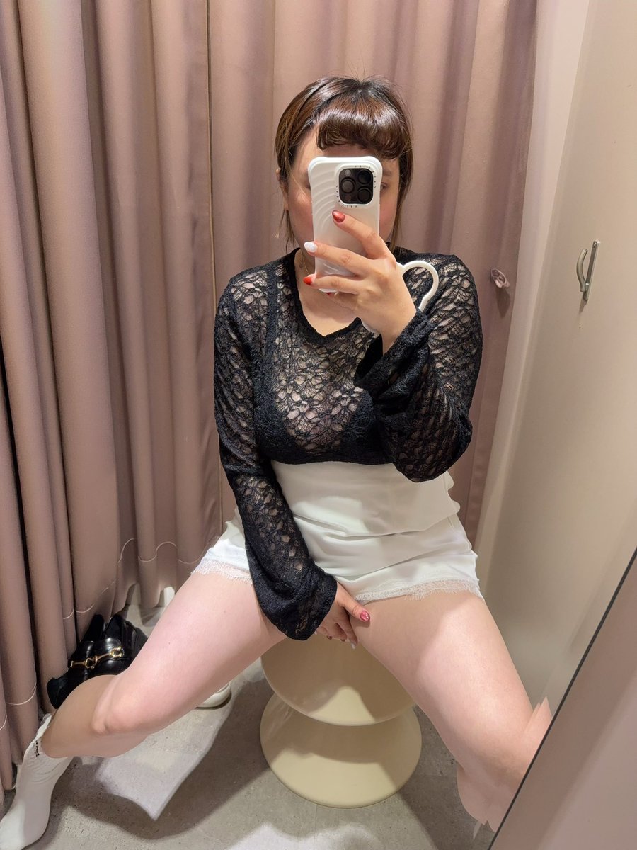 SASA0926926's tweet photo. 今天不太乖😏
黑色蕾絲配白裙，
看起來很乖，實際上……你自己想🤭🖤

有沒有人想陪我一起壞一下？

今天才發現原來我那麼白😏 https://t.co/IG4ZQHBFyQ