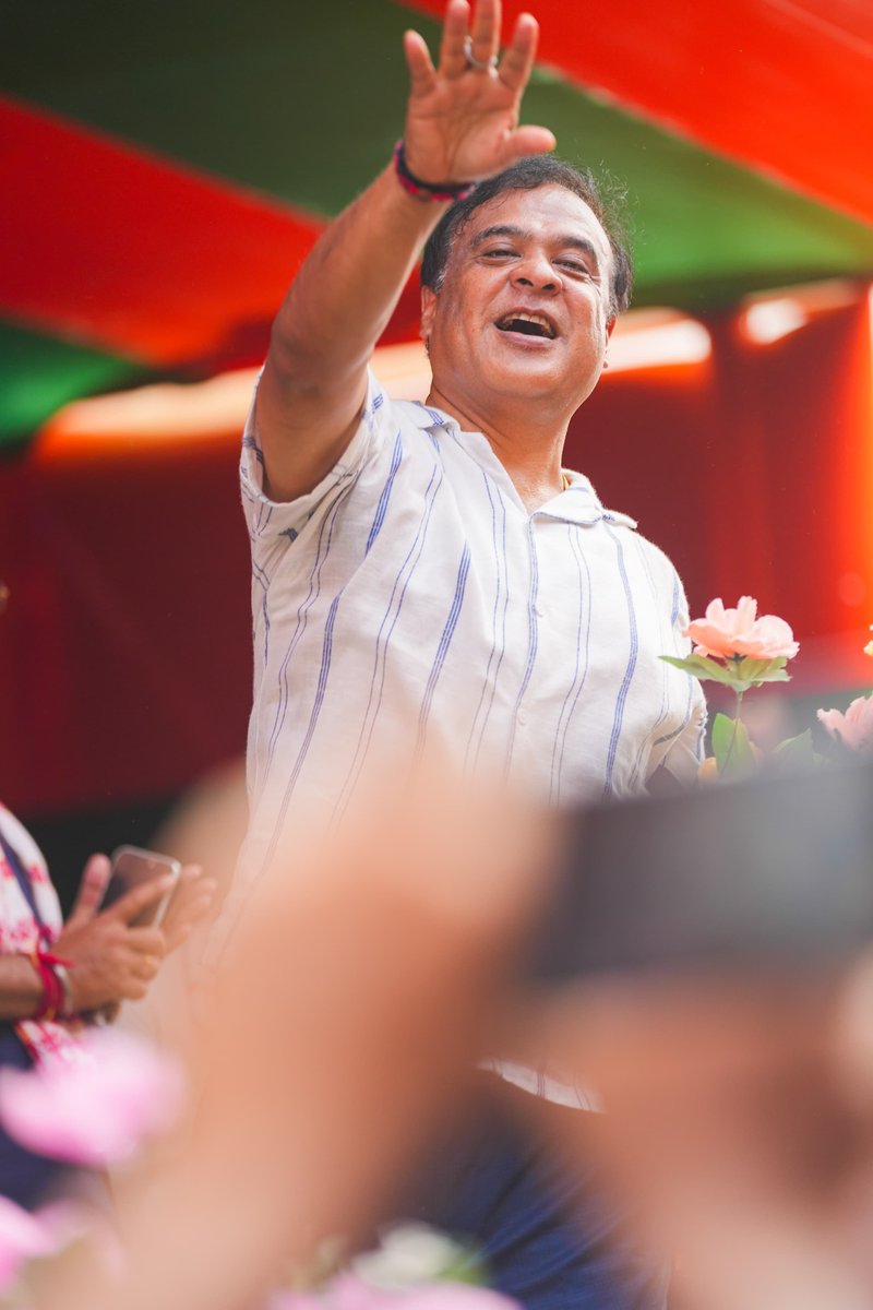 himantabiswa's tweet photo. Guns N Gulabs!

Gulabs for my people, Guns for Bharat's enemies. https://t.co/pxCCfOjJI3