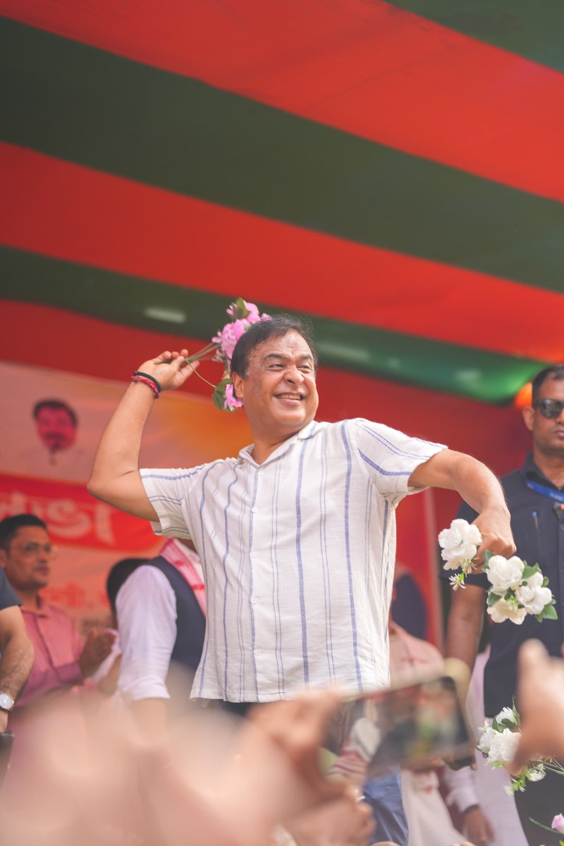 himantabiswa's tweet photo. Guns N Gulabs!

Gulabs for my people, Guns for Bharat's enemies. https://t.co/pxCCfOjJI3